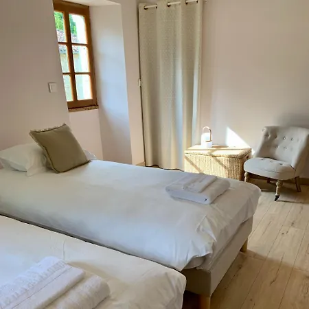 De Charme Avec Piscine - A Charming With Swimming Pool Ferienhaus *
