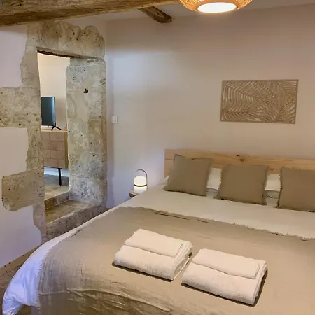 De Charme Avec Piscine - A Charming With Swimming Pool Ferienhaus