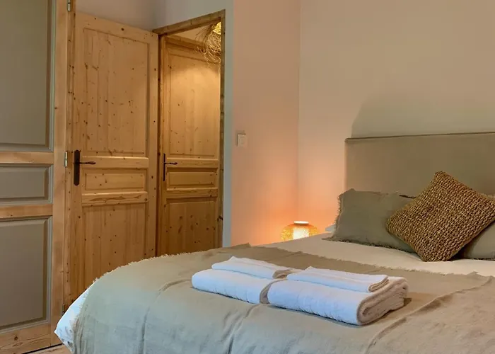 De Charme Avec Piscine - A Charming With Swimming Pool Ferienhaus